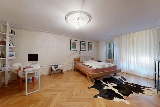 zimmer / schlafzimmer mit parquet floor, holzfußboden, wood finish floor, inside property, und light floor