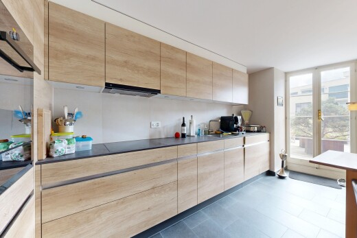 küche mit hellbraune schränke, light brown cabinets, ofen, inside property, und arbeitsplatten