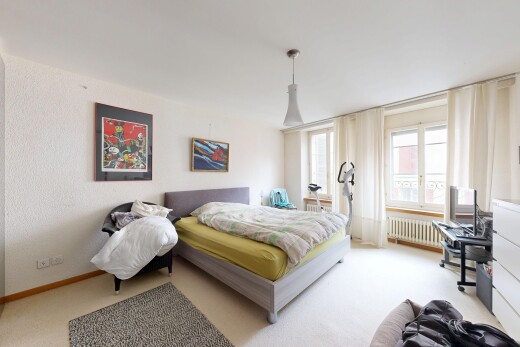 zimmer / schlafzimmer mit teppich, carpet, inside property, kühler, und natürliches licht