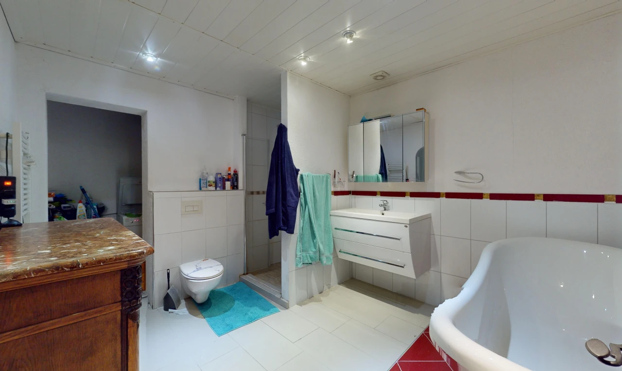 bad mit toilette, schminktisch, spiegel, und fliesenwand