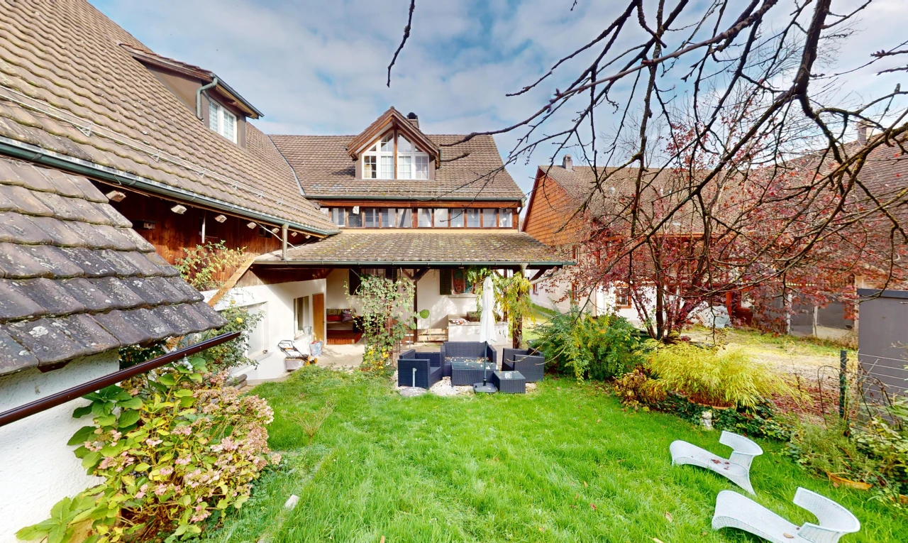 außenansicht mit terrasse, rasen, und wohnraum im freien