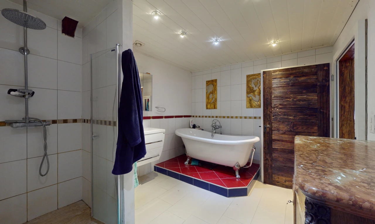 bad mit fliesenwand, dusche, und bad