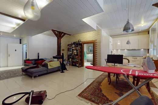 innenraum mit ziegelwand und fernseher