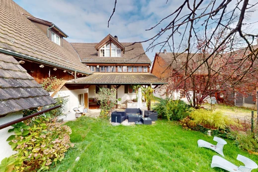 außenansicht mit terrasse, rasen, und wohnraum im freien