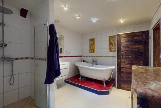 salle de bains avec douche, baignoire, et mur carrelé