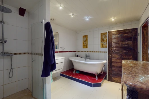 bad mit fliesenwand, dusche, und bad