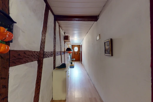 halle / korridor mit balkendecke, natürliches licht, und parkettboden