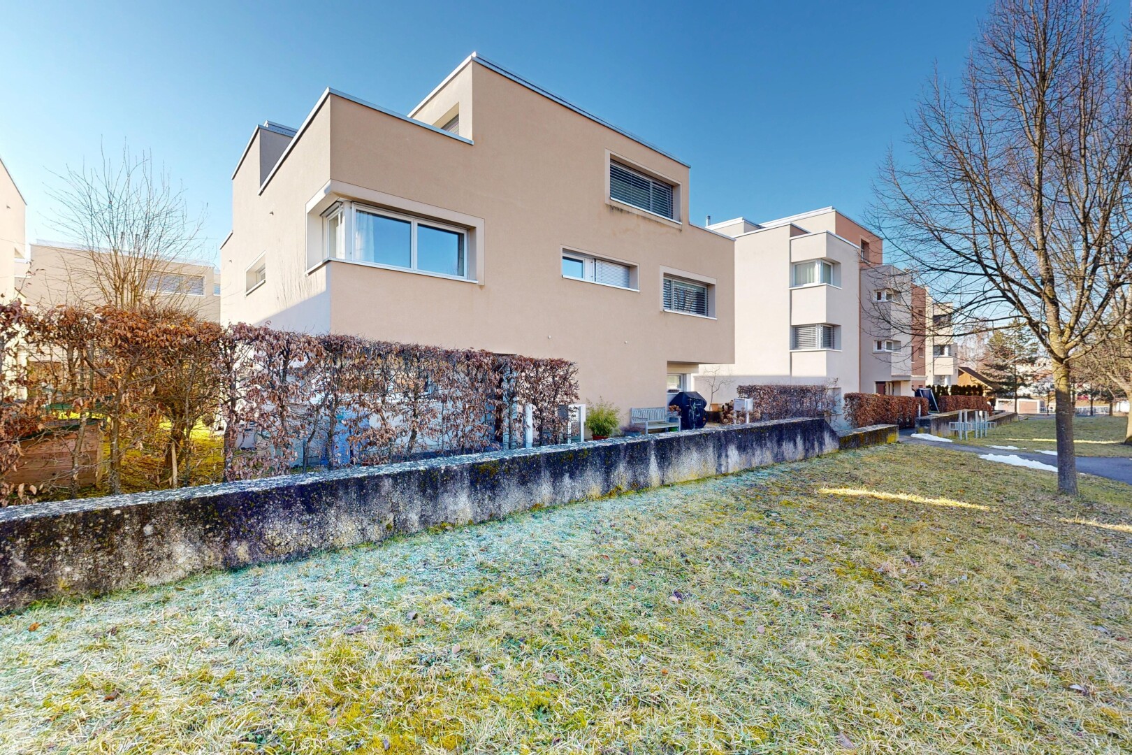 extérieur du bâtiment avec from community, day time, vue sur le complexe d'appartements, et apartment complex view