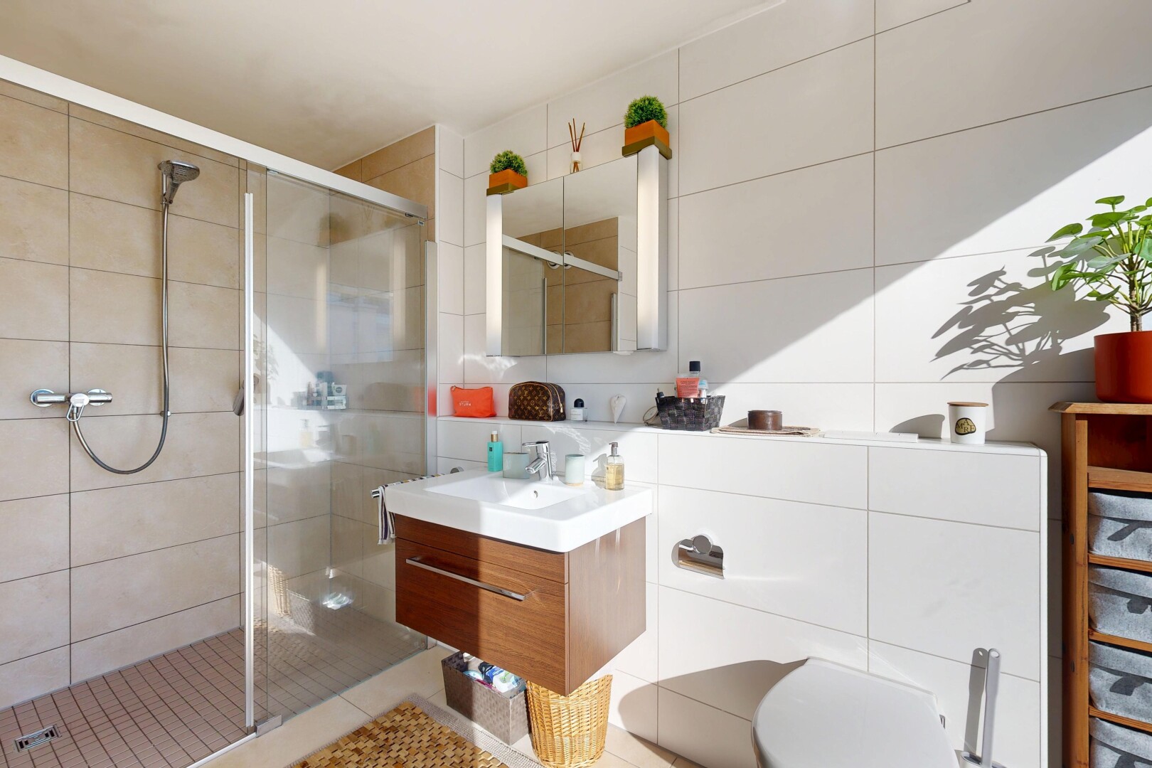 salle de bains avec lavabo (ou coiffeuse selon le contexte), miroir, salle de bain complète, douche, et inside property