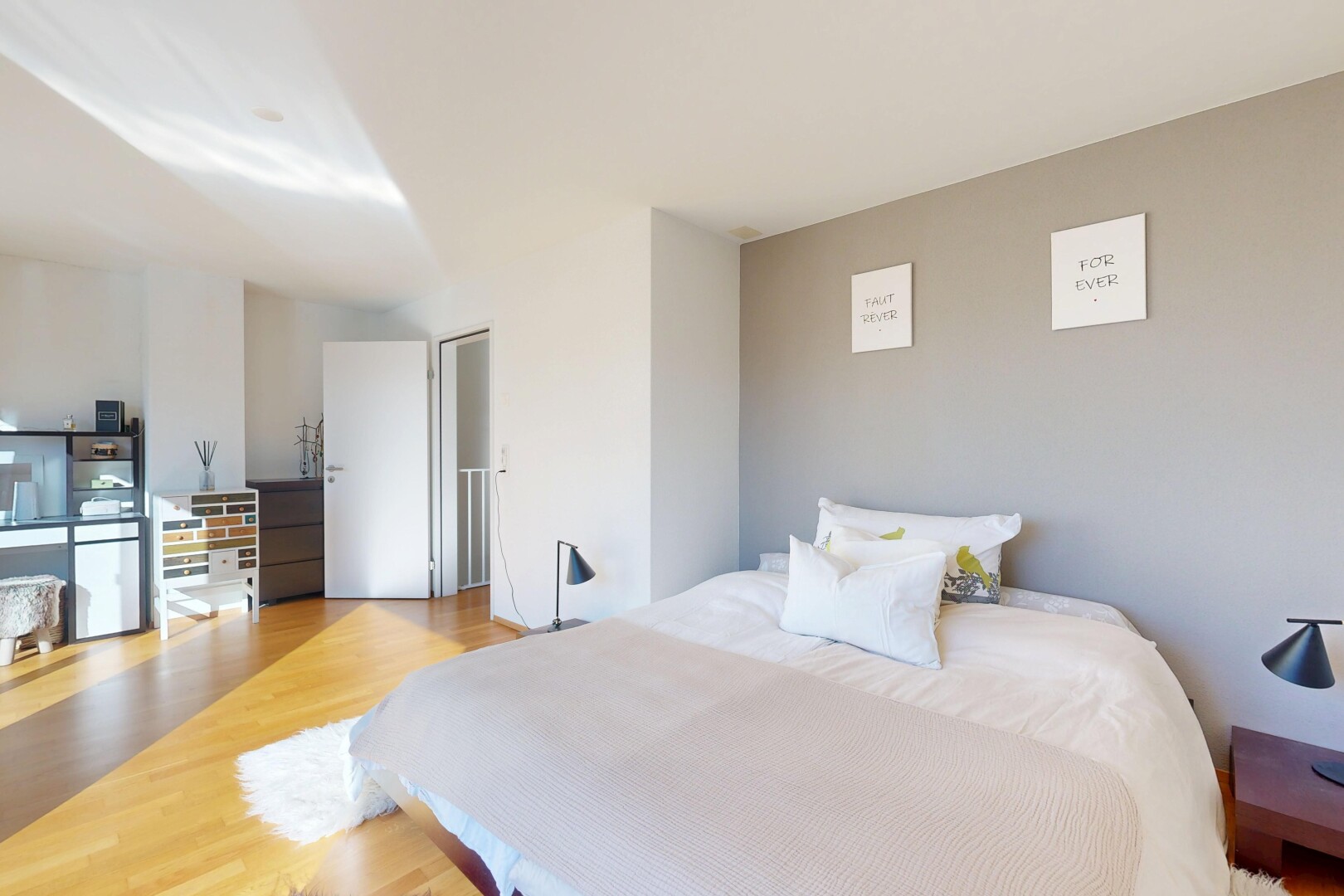 chambre avec sol en finition bois, wood finish floor, inside property, cloison sèche, et drywall