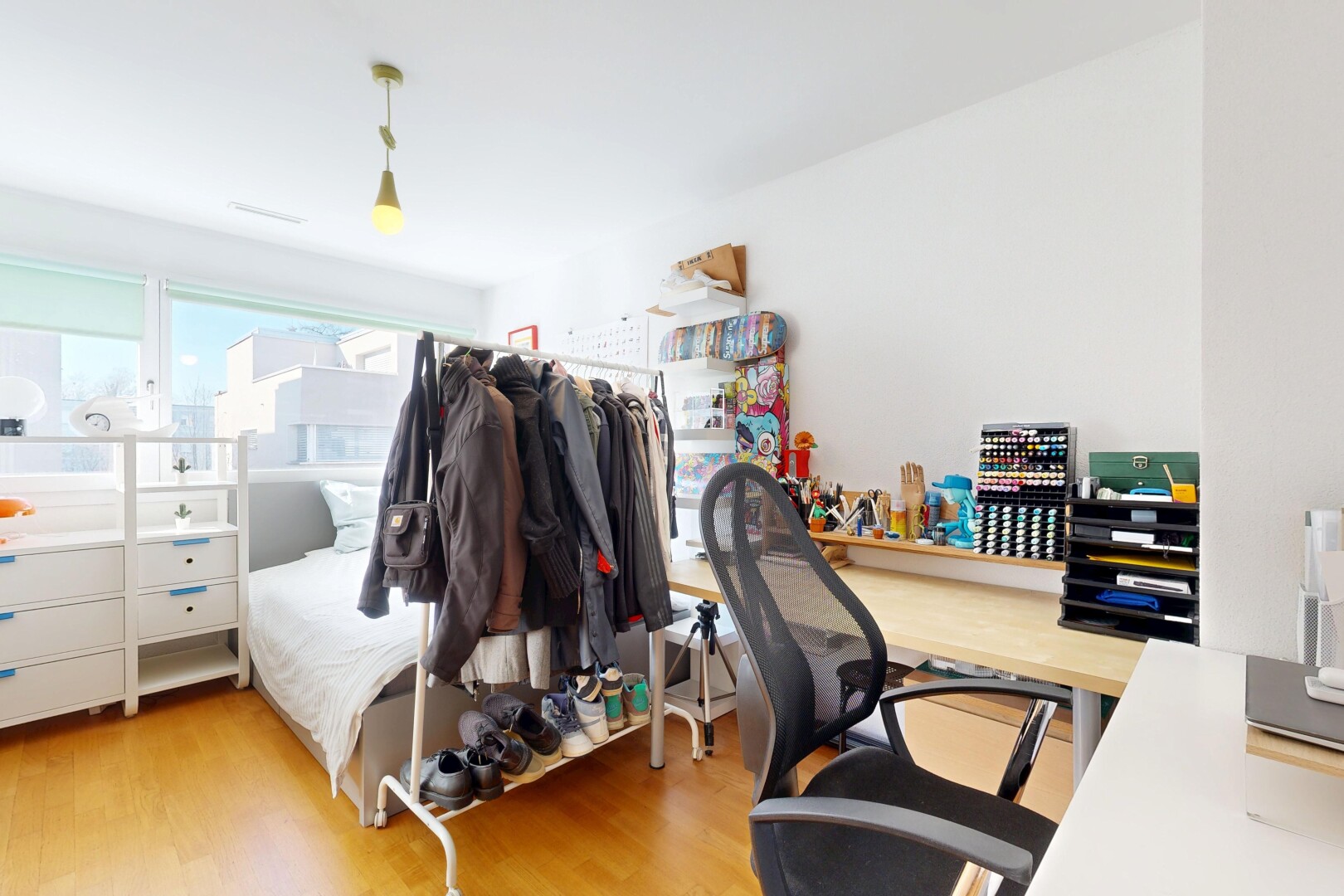 chambre avec sol en finition bois, wood finish floor, inside property, espace bureau, et lumière naturelle