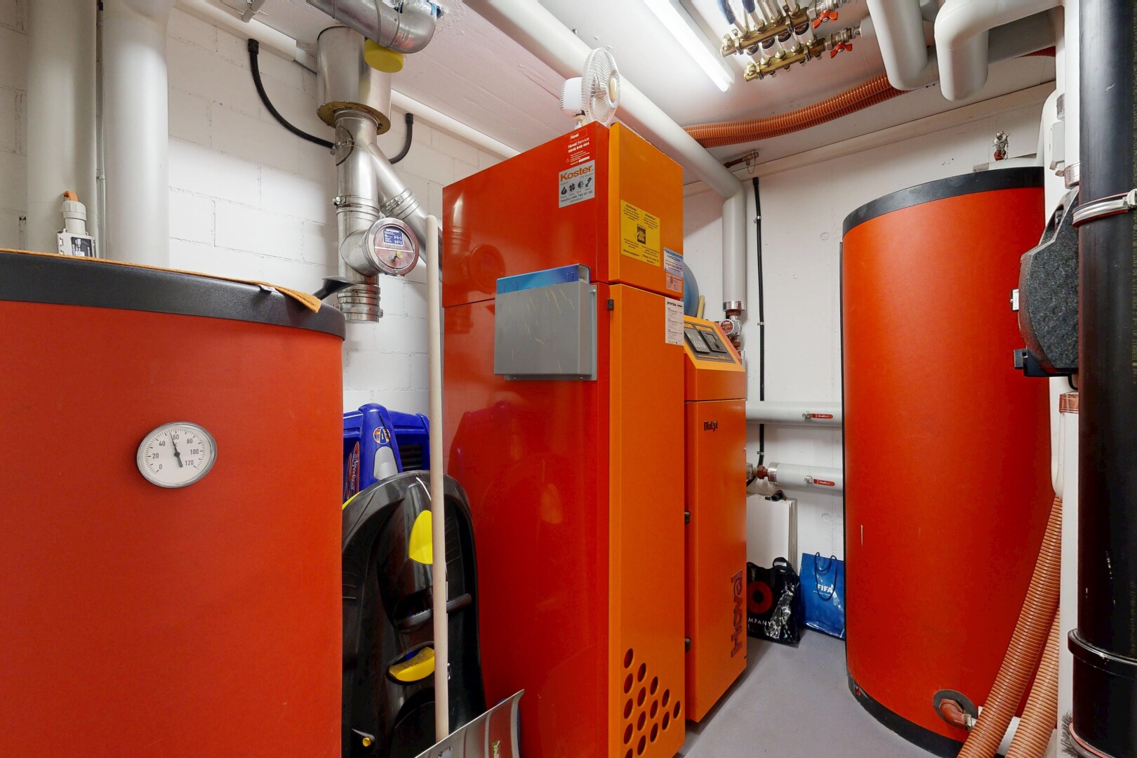 espace intérieur avec chauffe-eau
