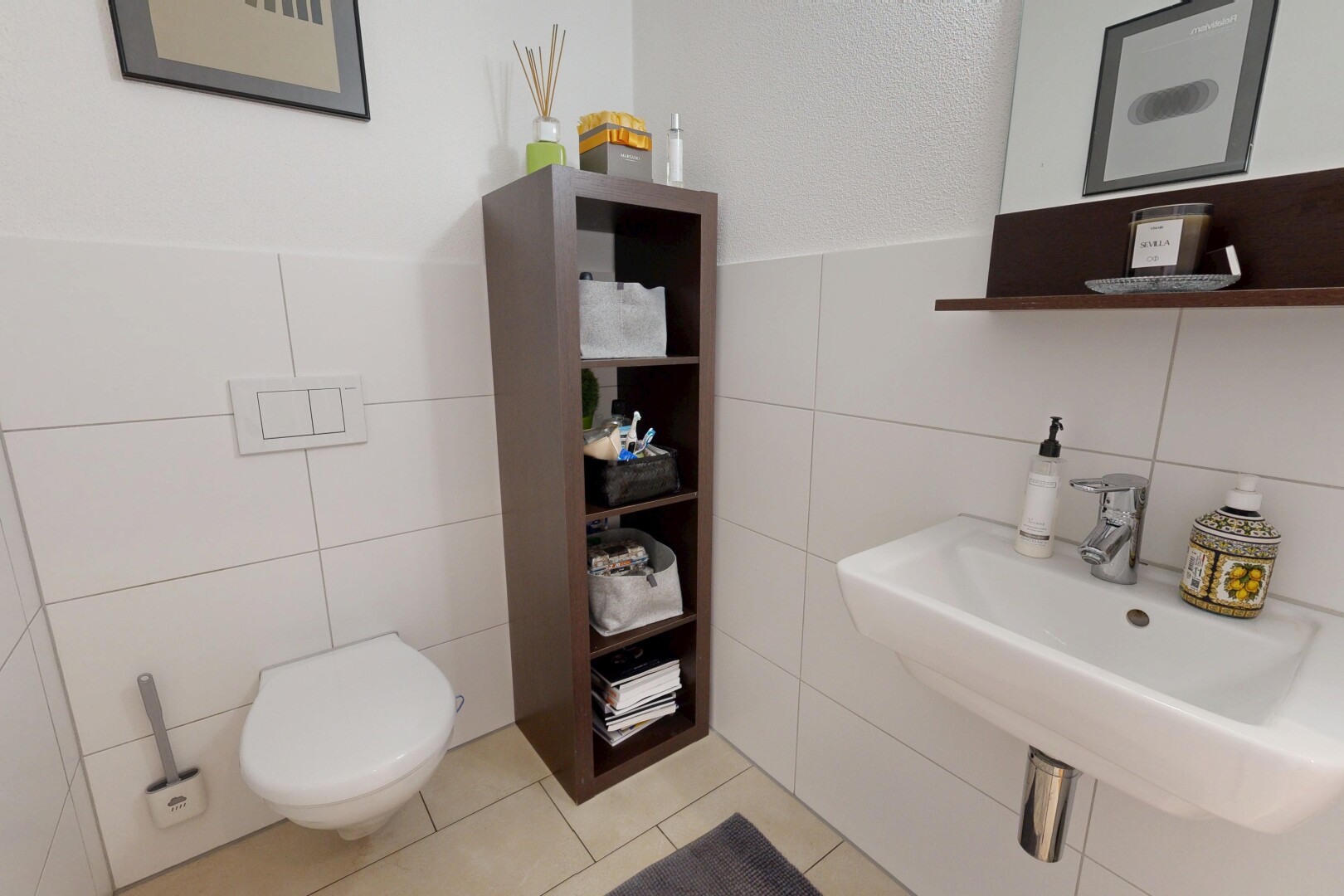 salle de bains avec mur en carrelage, tile wall, inside property, évier, et toilette