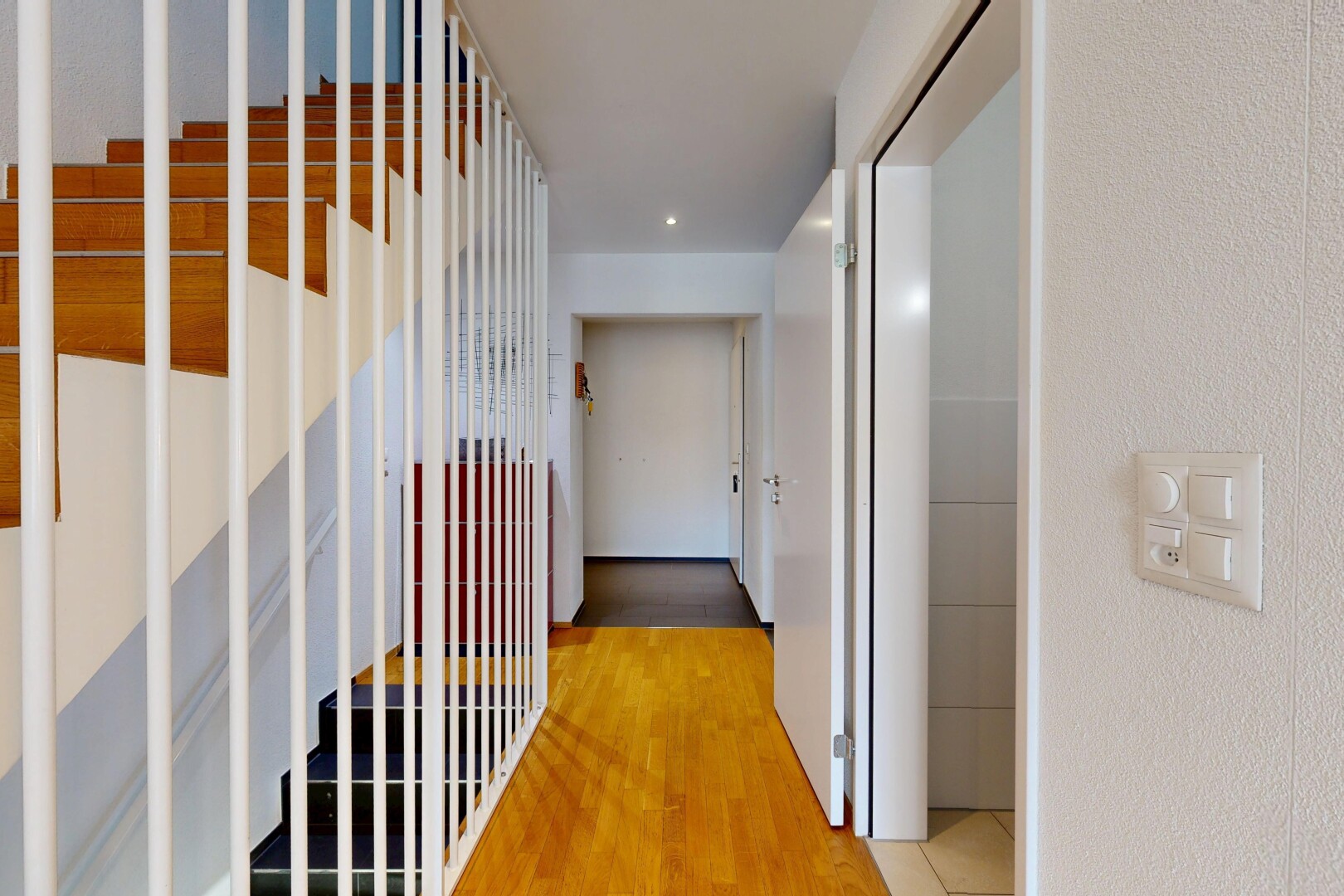 couloir avec wood finish floor, sol en finition bois, inside property, textured wall, et mur texturé