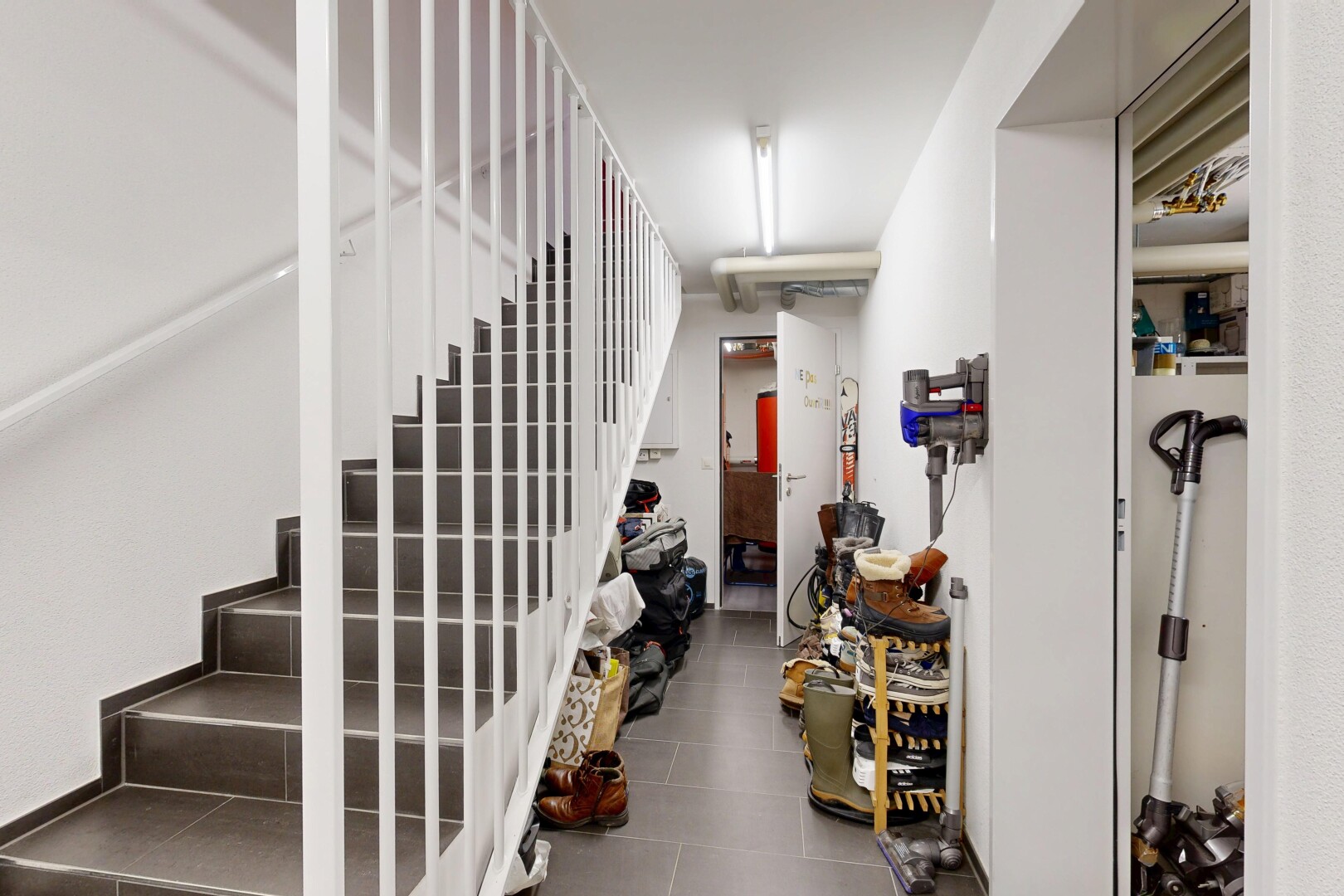 escaliers avec inside property, cloison sèche, drywall, sous-sol, et escaliers
