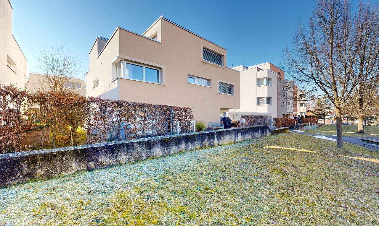extérieur du bâtiment avec from community, day time, vue sur le complexe d'appartements, et apartment complex view