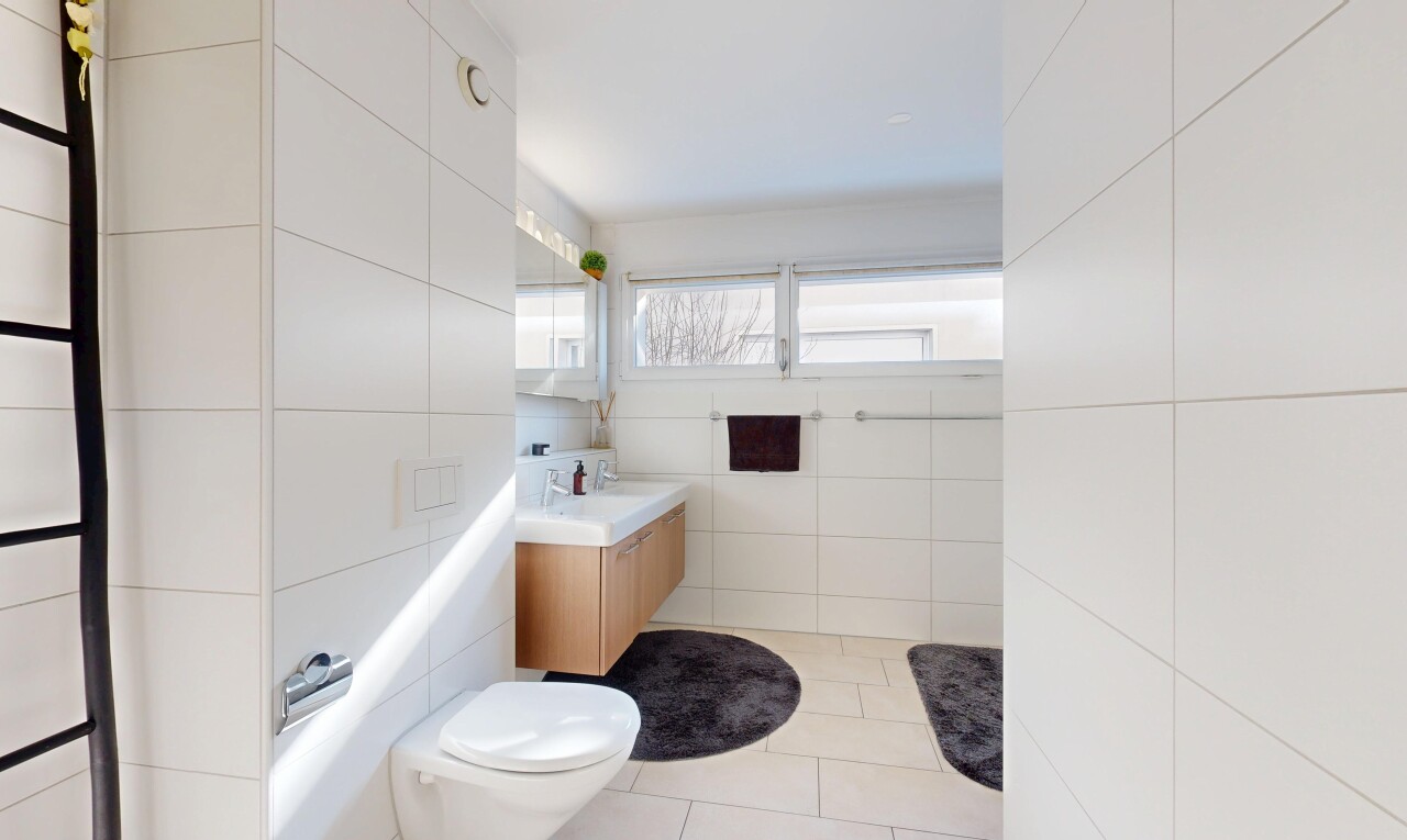 salle de bains avec lavabo (ou coiffeuse selon le contexte), miroir, tile wall, mur en carrelage, et tile floor