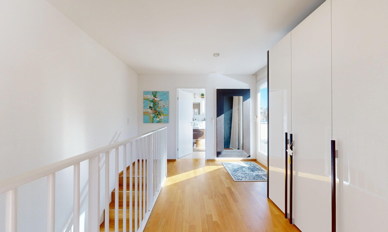 couloir avec wood finish floor, sol en finition bois, inside property, drywall, et cloison sèche