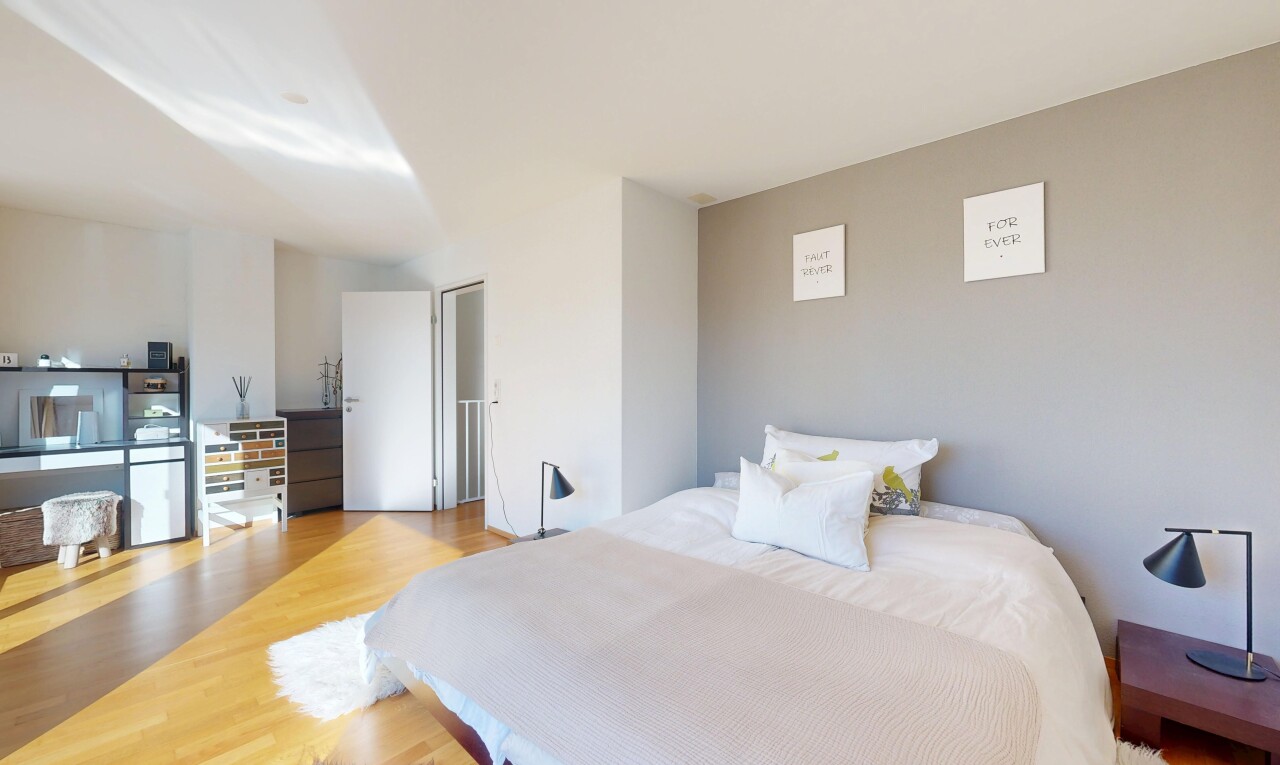 chambre avec sol en finition bois, wood finish floor, inside property, cloison sèche, et drywall
