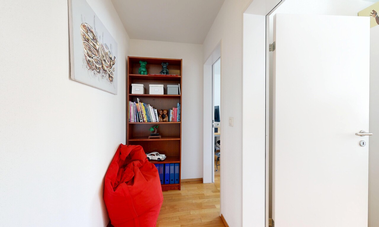 couloir avec drywall, cloison sèche, inside property, wood finish floor, et sol en finition bois