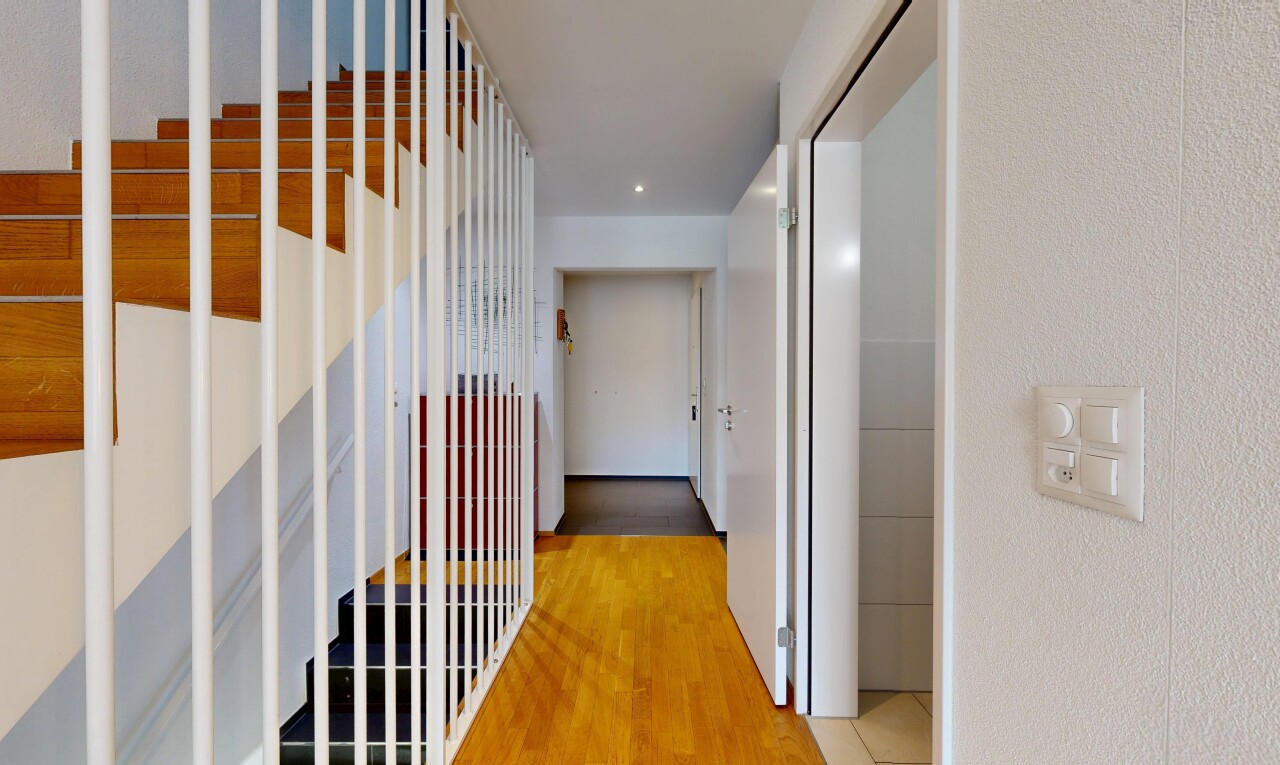 couloir avec wood finish floor, sol en finition bois, inside property, textured wall, et mur texturé