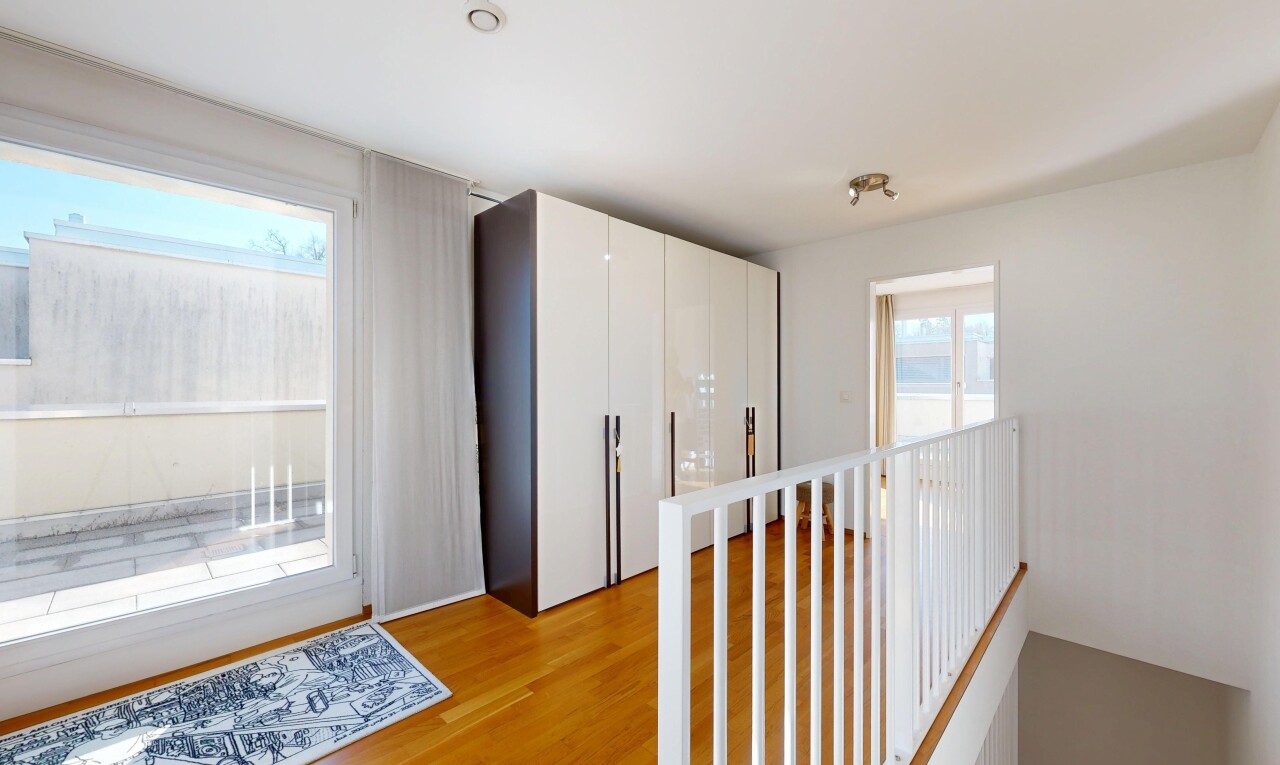 couloir avec inside property, lumière naturelle, natural light, sol en finition bois, et wood finish floor