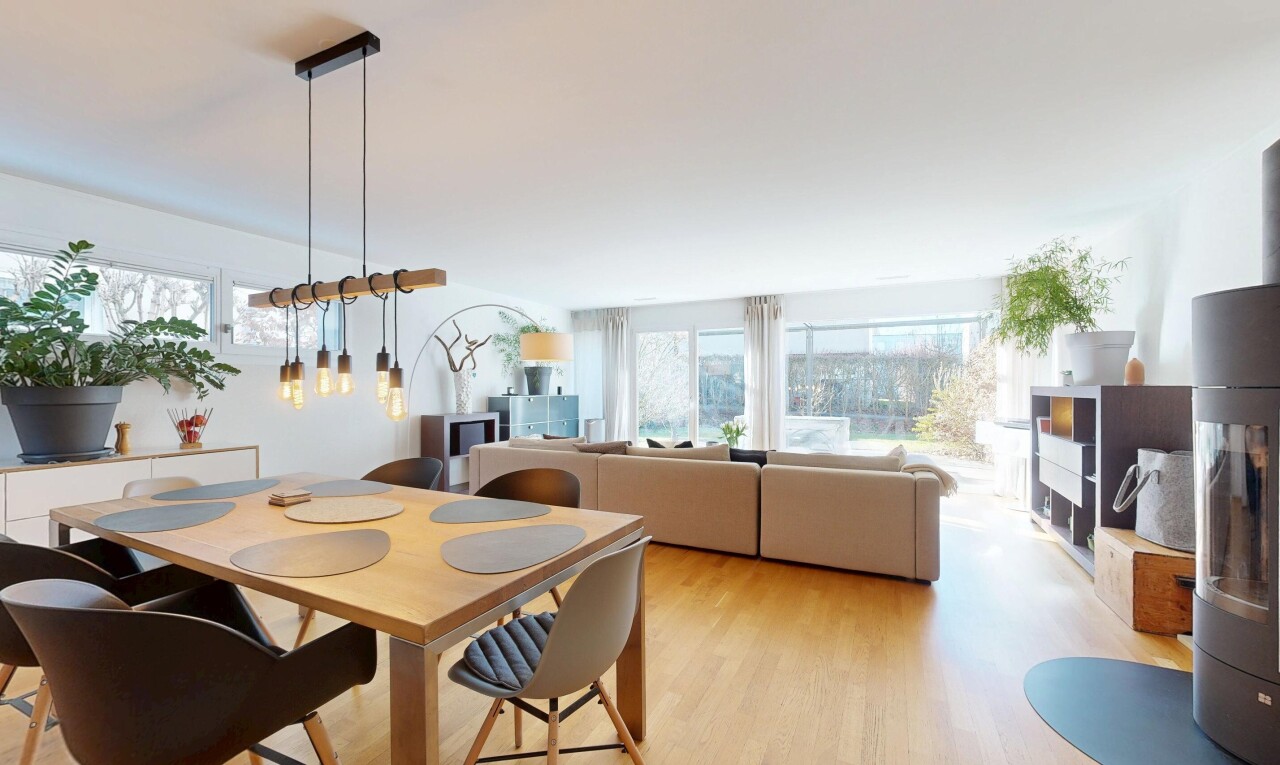 salon / salle à manger avec natural light, lumière naturelle, inside property, wood finish floor, et sol en finition bois