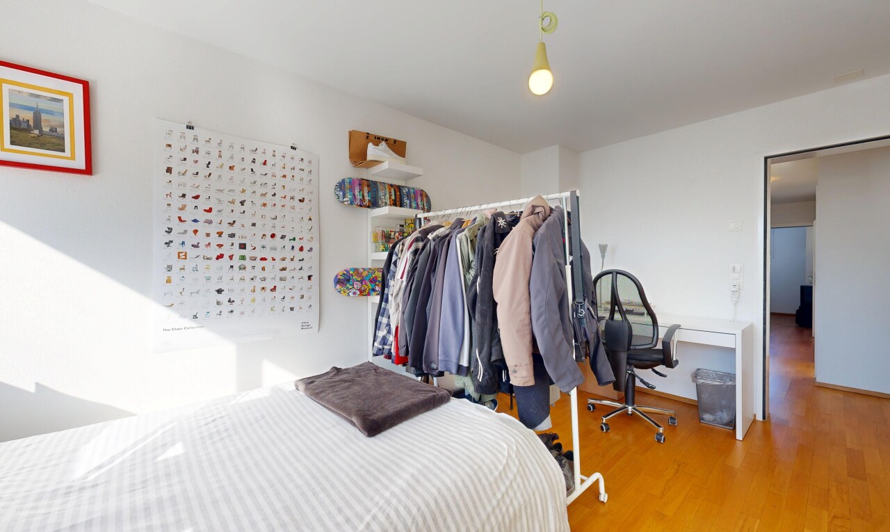 chambre avec inside property, cloison sèche, drywall, sol en finition bois, et wood finish floor