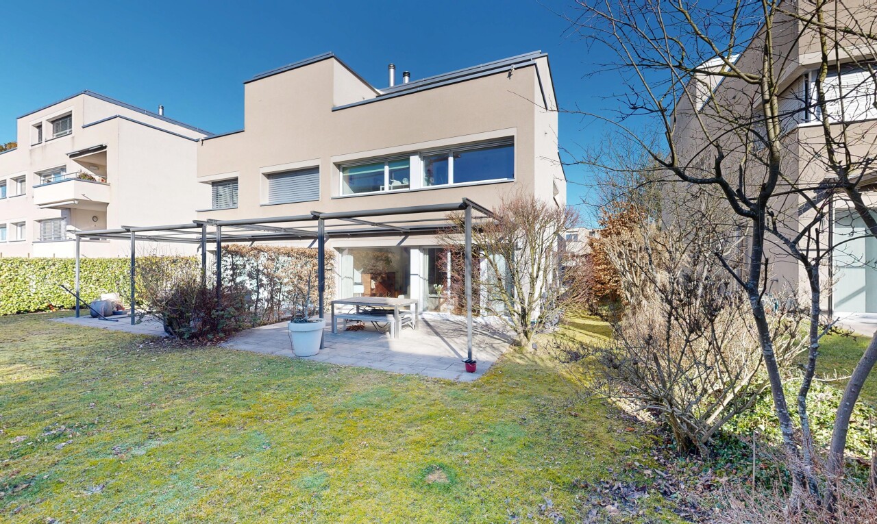 façade avec pelouse, bardage en stuc, terrasse, day time, et pergola