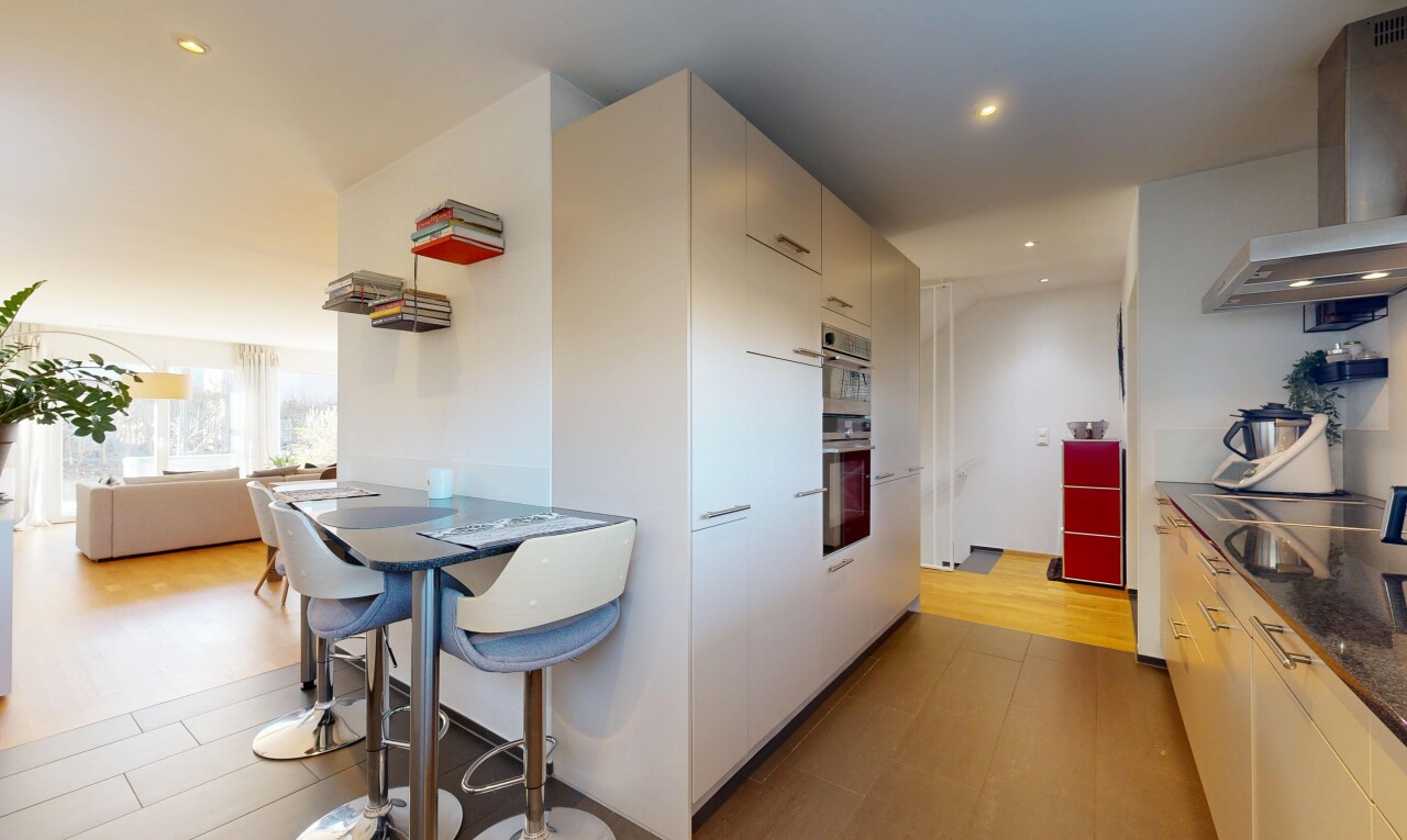 cuisine avec hotte, inside property, recessed lighting, éclairage encastré, et natural light