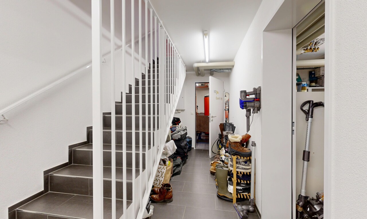 escaliers avec inside property, cloison sèche, drywall, sous-sol, et escaliers