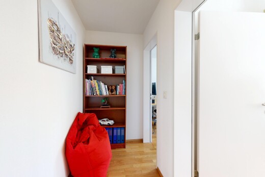 couloir avec drywall, cloison sèche, inside property, wood finish floor, et sol en finition bois