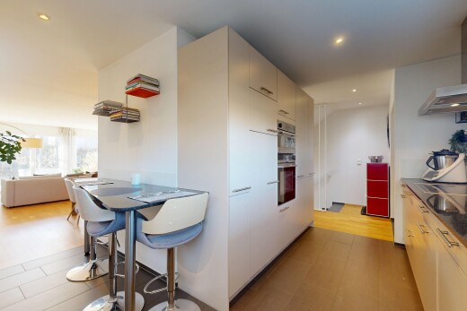 cuisine avec hotte, inside property, recessed lighting, éclairage encastré, et natural light
