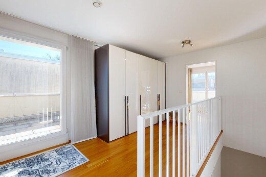 couloir avec inside property, lumière naturelle, natural light, sol en finition bois, et wood finish floor