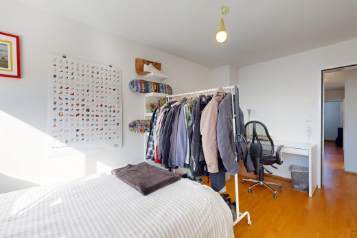 chambre avec inside property, cloison sèche, drywall, sol en finition bois, et wood finish floor