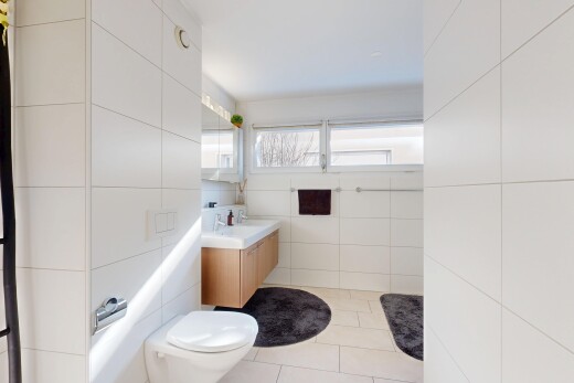 salle de bains avec lavabo (ou coiffeuse selon le contexte), miroir, tile wall, mur en carrelage, et tile floor