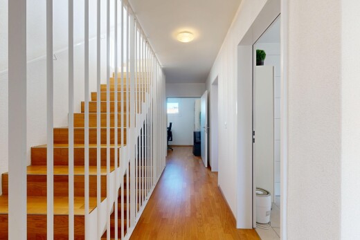 couloir avec wood finish floor, sol en finition bois, inside property, escaliers, et drywall