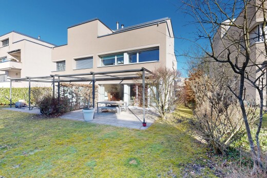 façade avec pelouse, bardage en stuc, terrasse, day time, et pergola