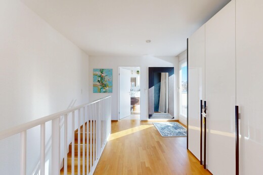 couloir avec wood finish floor, sol en finition bois, inside property, drywall, et cloison sèche