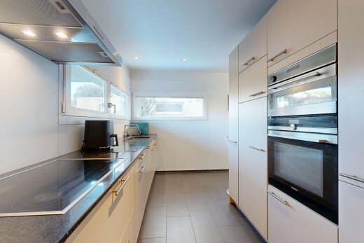 cuisine avec hotte, four double, plaque de cuisson, inside property, et white cabinets