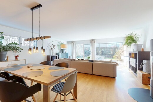 salon / salle à manger avec natural light, lumière naturelle, inside property, wood finish floor, et sol en finition bois