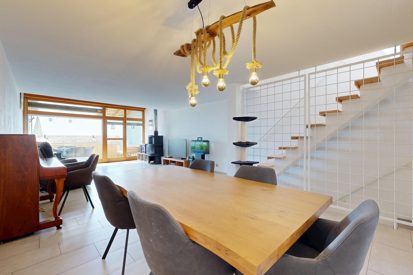 esszimmer mit treppen, fernseher, gipskartonwand, drywall, und floor ceiling windows