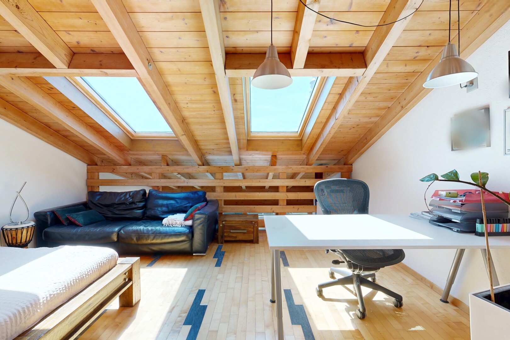 zimmer / schlafzimmer mit dachfenster, bürobereich, pendelleuchte, dachschräge, und vaulted ceiling