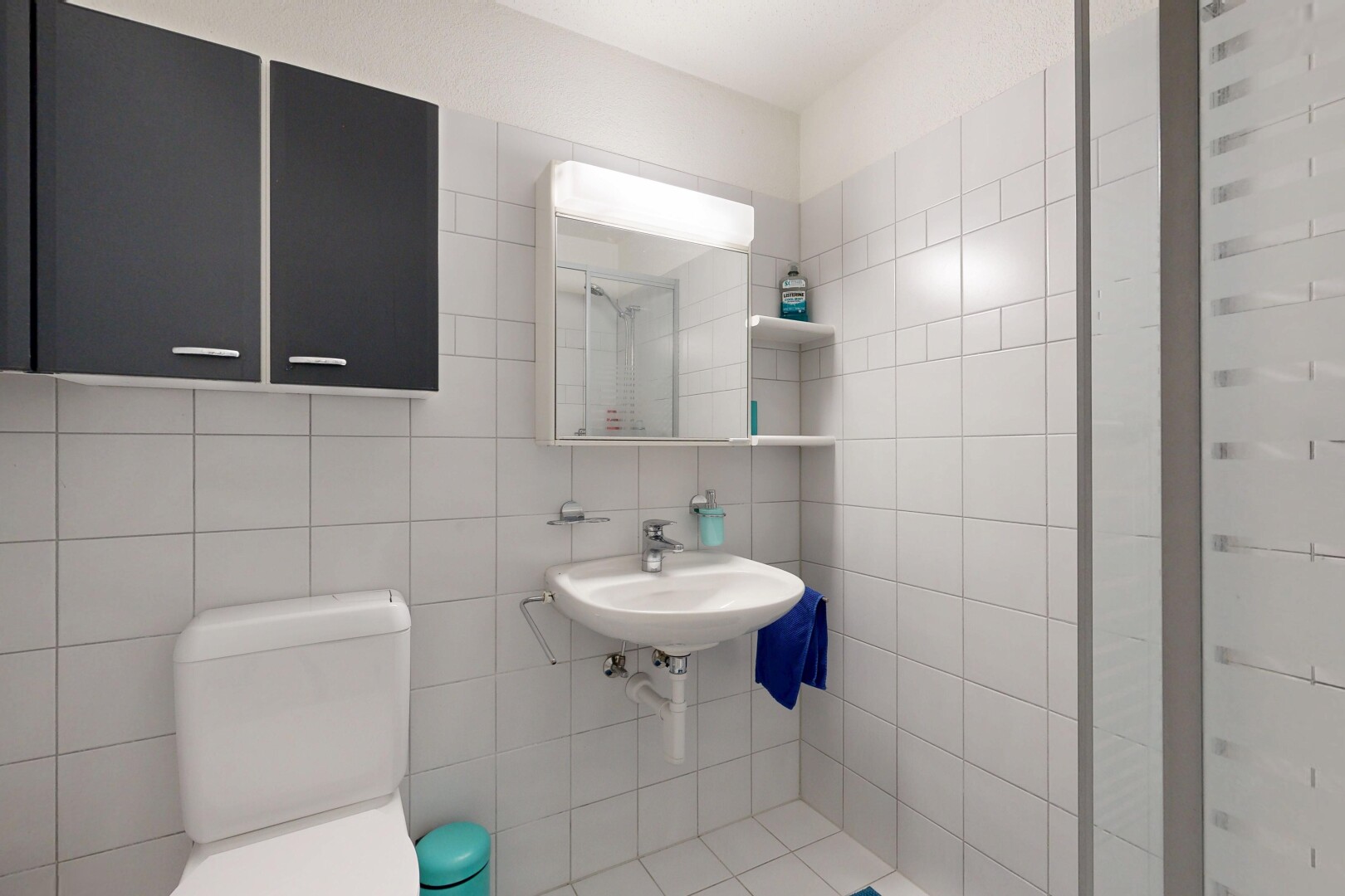 bad mit fliesenwand, tile wall, spiegel, toilette, und inside property