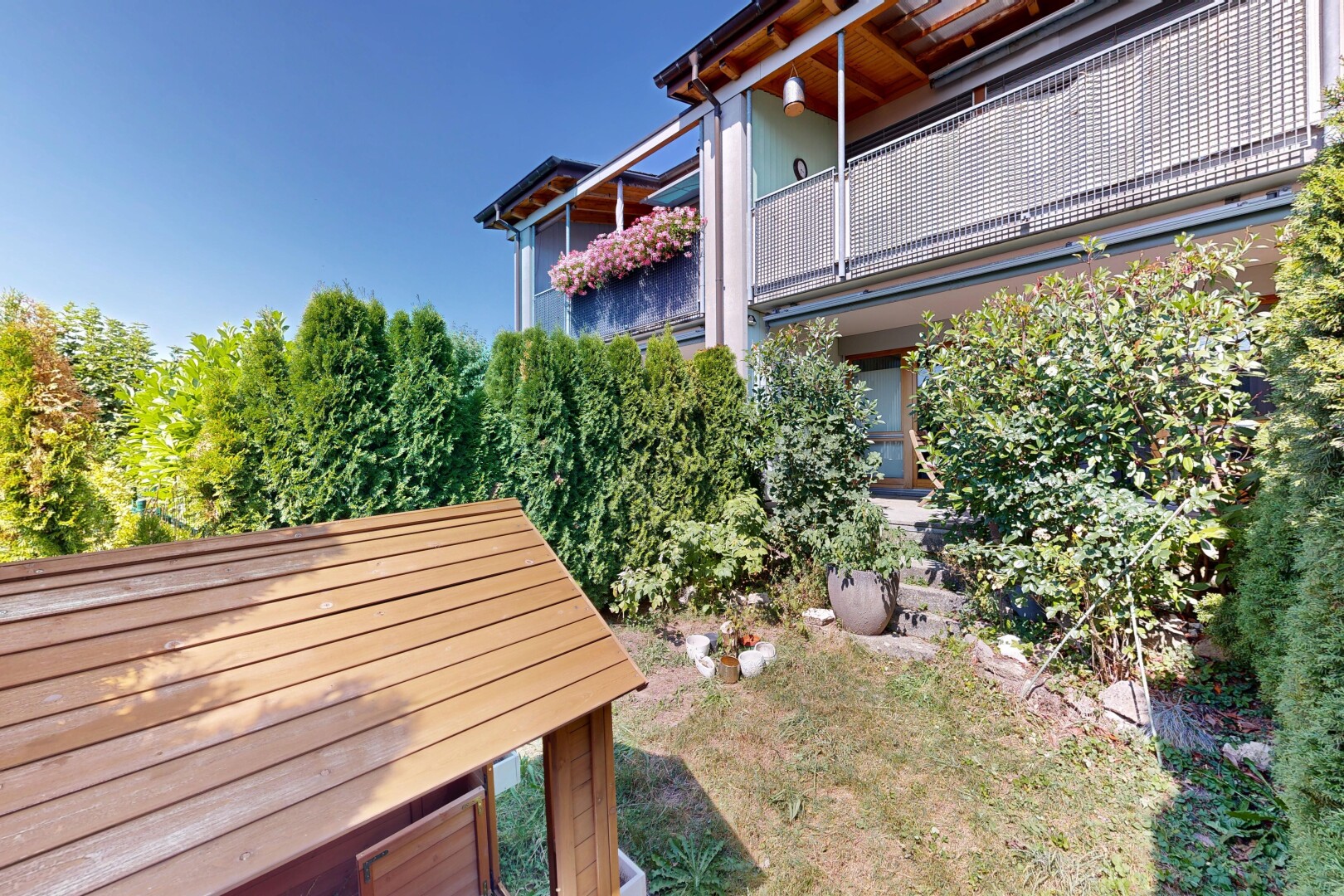 garten mit balkon und day time