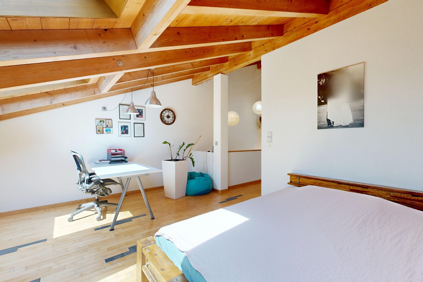 zimmer / schlafzimmer mit beamed ceiling, balkendecke, vaulted ceiling, dachschräge, und wood finish floor