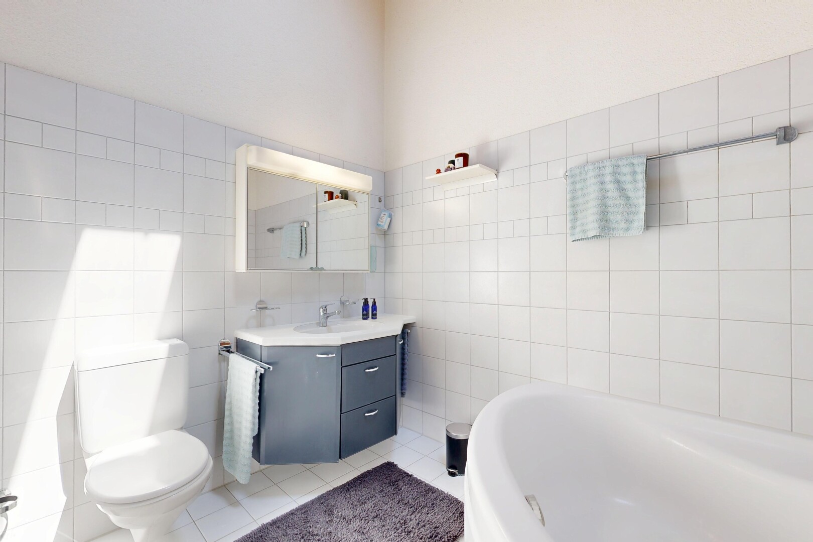 bad mit tile wall, fliesenwand, bad, spiegel, und toilette