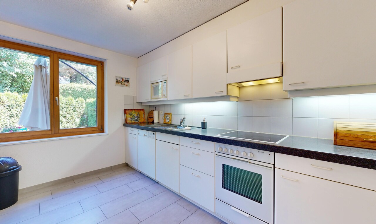 küche mit ofen, küchenrückwand beim Herd, küchenrückwand beim herd, light floor, und dark countertops