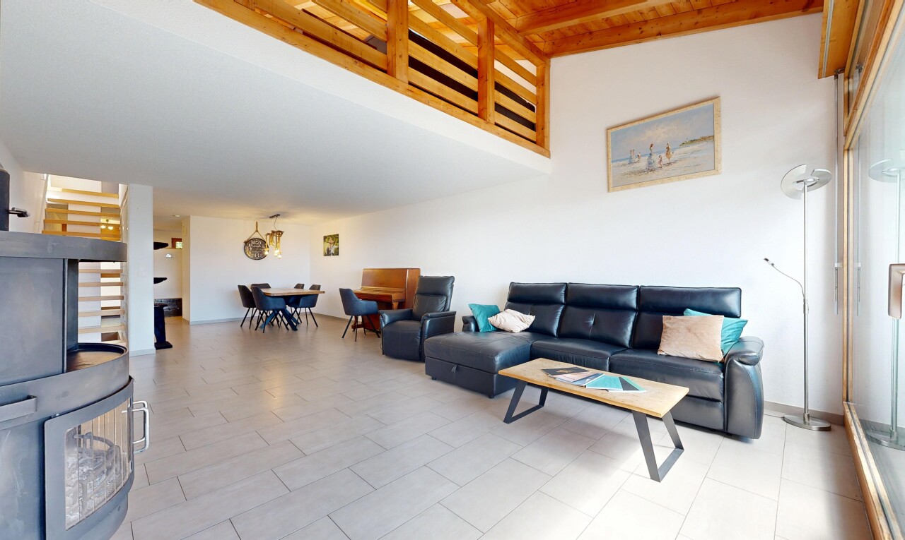 wohn- / esszimmer mit hohe decke, high ceiling, dachschräge, vaulted ceiling, und gipskartonwand