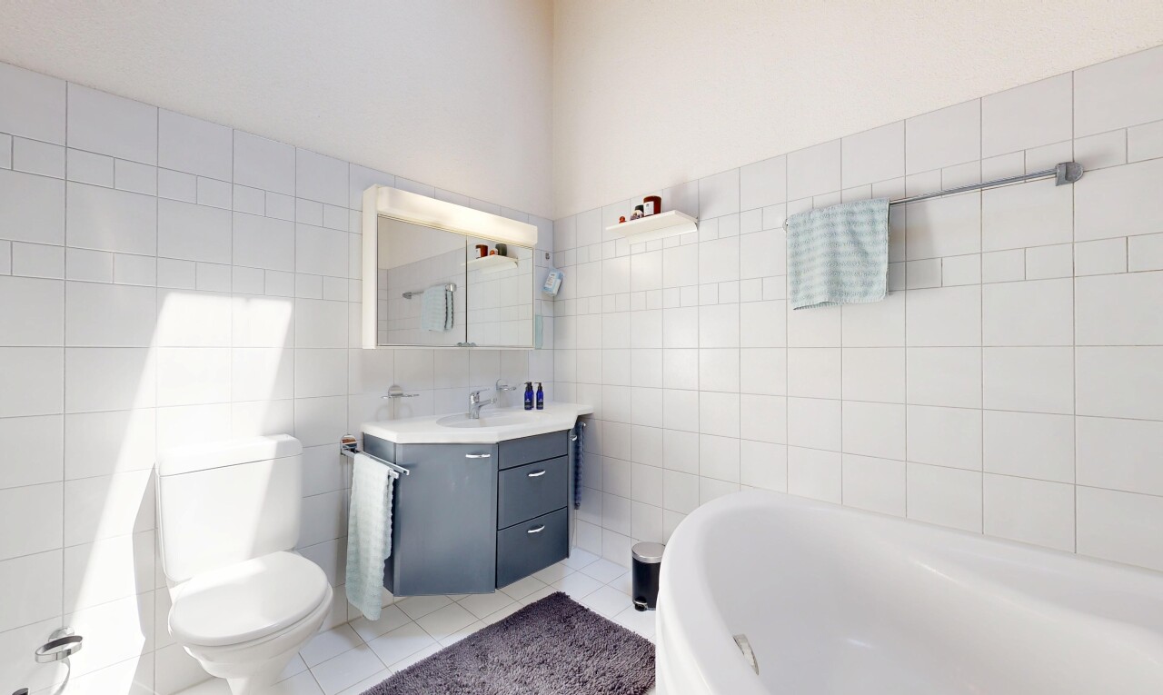 bad mit tile wall, fliesenwand, bad, spiegel, und toilette